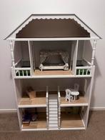 Groot houten poppenhuis met enkele meubeltjes, Ophalen, Gebruikt, Poppenhuis