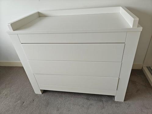 Kidsmill Alaska Commode mat wit met bijpassende wandplank, Kinderen en Baby's, Kinderkamer | Commodes en Kasten, Zo goed als nieuw