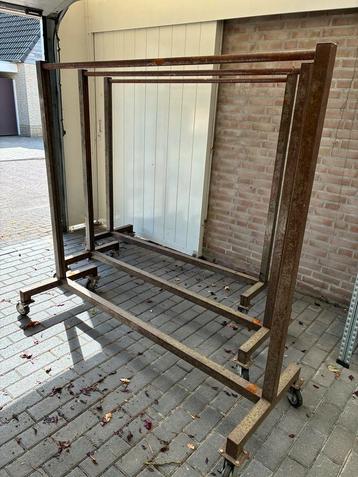 Vintage Stalen Rek op Wielen beschikbaar voor biedingen