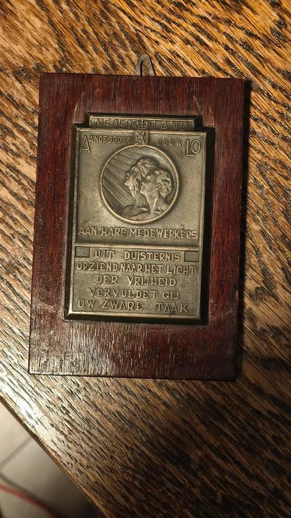 Plaquette hulp aan onderduikers., Verzamelen, Militaria | Tweede Wereldoorlog, Landmacht, Kleding of Schoenen, Nederland, Ophalen of Verzenden