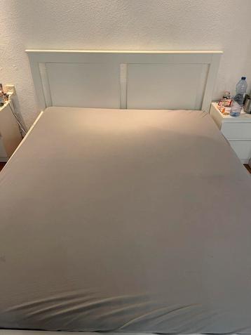 Tweepersoons bed met matras +  2 nachtkasje