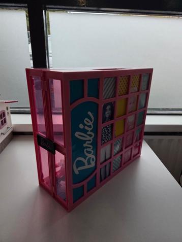 Barbie kledingkast beschikbaar voor biedingen