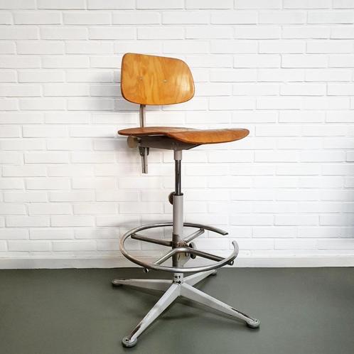 Friso Kramer Atelierkruk Ahrend de Cirkel - Vintage Barkruk, Huis en Inrichting, Krukjes, Gebruikt, Hout, In hoogte verstelbaar