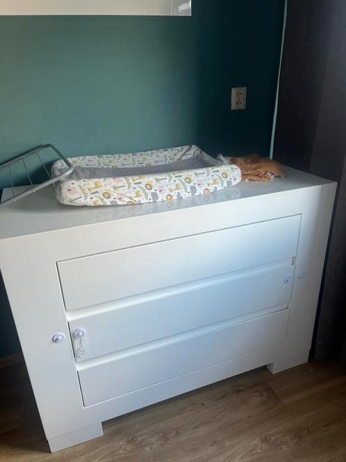 Zware kwaliteit hoogglans commode inclusief aankleedkussen, Kinderen en Baby's, Kinderkamer | Commodes en Kasten, Zo goed als nieuw