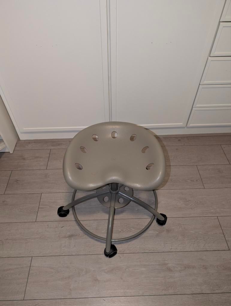 Bureaukruk / Traktor kruk - Zo goed als nieuw, Huis en Inrichting, Bureaustoelen, Ophalen, Zo goed als nieuw, Grijs, Bureaukruk