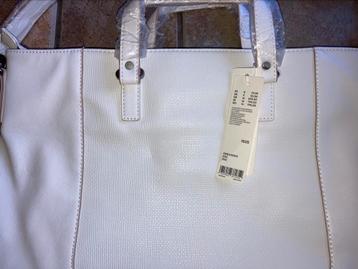 Nieuwe tas wit met kaartje beschikbaar voor biedingen