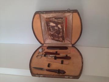 Antieke manicure-/verzorgingsset in leren etui | €45
 beschikbaar voor biedingen