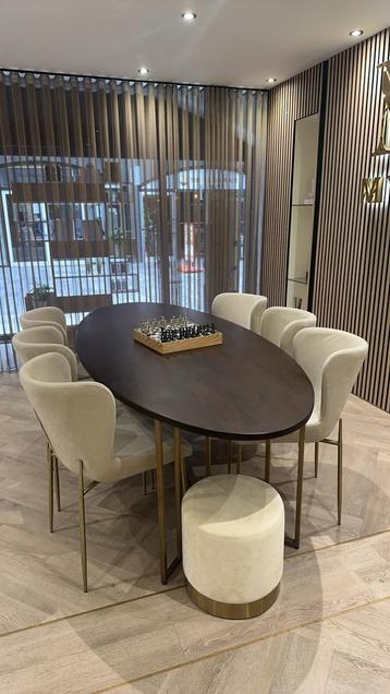 Tafel en stoelen  beschikbaar voor biedingen