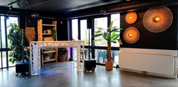 Witte truss DJ-booth beschikbaar voor biedingen