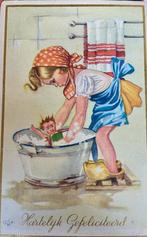 Vintage Ansichtkaart: Meisje geeft pop een bad, Ophalen of Verzenden, 1940 tot 1960, Gelopen, Kinderen