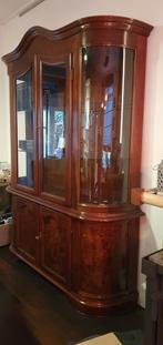 Mooie notenhout vitrine kast met glaswerk, antiek., Huis en Inrichting, 200 cm of meer, 150 tot 200 cm, Zo goed als nieuw, 25 tot 50 cm