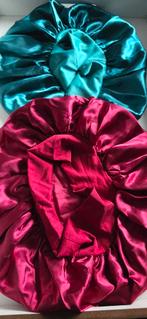 Set van 2 Satijnen Haar Bonnets – Turquoise & Donkerrood, Ophalen of Verzenden, Nieuw, Jongen of Meisje