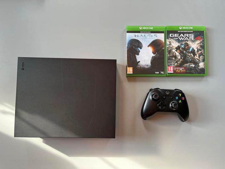 Xbox one x met controller, Halo 5 en Gears of war 4, Spelcomputers en Games, Spelcomputers | Xbox One, Gebruikt, Xbox One X, 1 TB