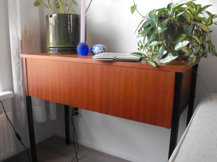 Vintage sidetable deens / midcentury, Huis en Inrichting, Tafels | Sidetables, Gebruikt, 25 tot 50 cm, 50 tot 100 cm, Rechthoekig