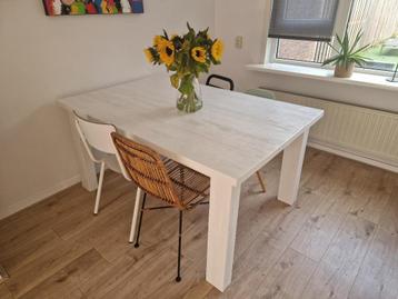 Eettafel met stoelen