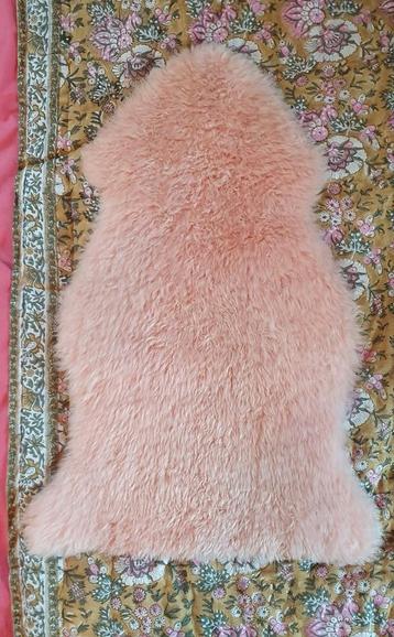 Echte, pastelkleurige lichtroze/ zalmroze schapenvacht beschikbaar voor biedingen
