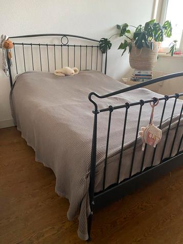 Zwart Metalen Tweepersoonsbed + matras beschikbaar voor biedingen