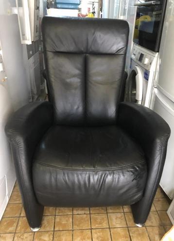 2 zwart leren stoelen beschikbaar voor biedingen