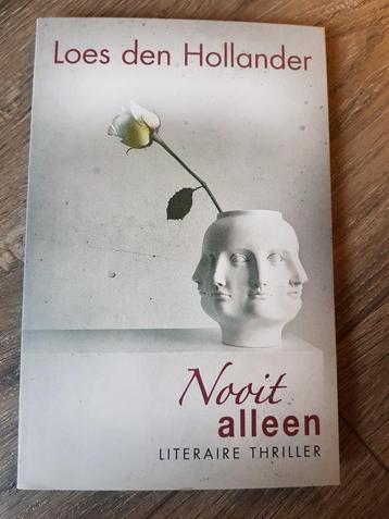 Boek : Nooit alleen -- Loes den Hollander (nieuw!) beschikbaar voor biedingen