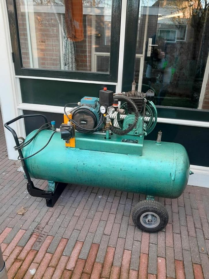 Te koop compressor, Doe-het-zelf en Verbouw, Compressors, Zo goed als nieuw, 6 tot 10 bar, 100 liter of meer, Ophalen