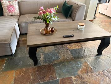 Salon tafel beschikbaar voor biedingen