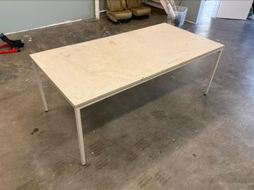 2 x werktafel beschikbaar voor biedingen