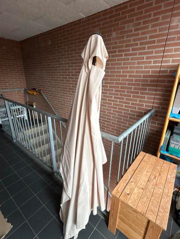 Zweefparasol - Beige beschikbaar voor biedingen