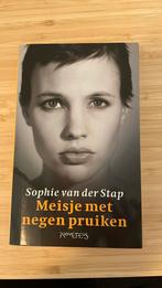 Sophie van der Stap - Meisje met negen pruiken, Sophie van der Stap, Ophalen of Verzenden, Zo goed als nieuw, Nederland
