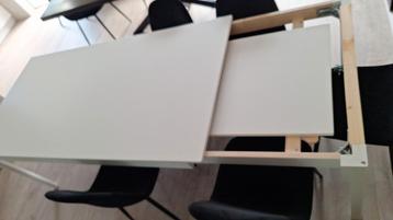 Eettafel beschikbaar voor biedingen