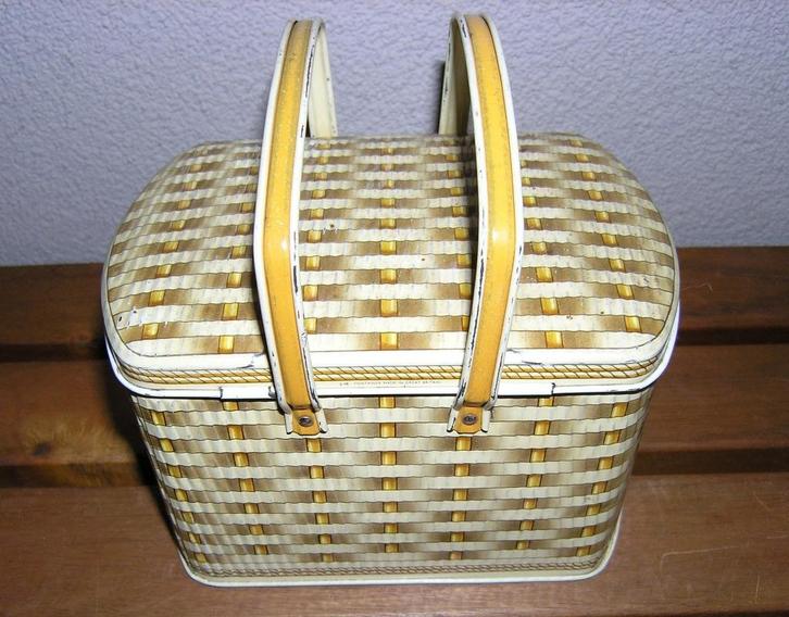 Vintage Engels blik in de vorm van een picknickmandje, Verzamelen, Blikken, Gebruikt, Koek(jes), Ophalen of Verzenden