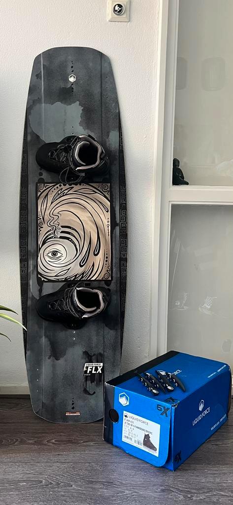 Wakeboard + Bindingen | LIQUID FORCE, Watersport en Boten, Wakeboarden, Zo goed als nieuw, Ophalen