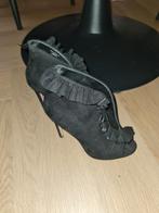 ASOS Zwarte Suède Hakken met Ruffles - Maat 38, ASOS, Zwart, Ophalen of Verzenden, Zo goed als nieuw