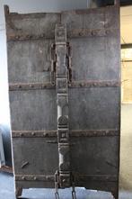 Oud stoer luik uit India, Ophalen