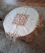 Tafelkleed met borduursels, Huis en Inrichting, Tafelkleden, Ophalen of Verzenden, Vierkant