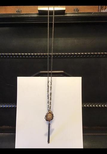Ketting lang met soort camee hanger, kijk foto’s voor lengte beschikbaar voor biedingen