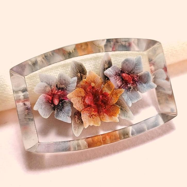 Vintage broche reversed carved lucite bloemen jaren '40-'50, Sieraden, Tassen en Uiterlijk, Broches, Gebruikt, Overige materialen