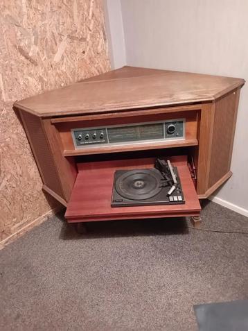 Jaren 60 radiomeubel met platenspeler philps.  beschikbaar voor biedingen
