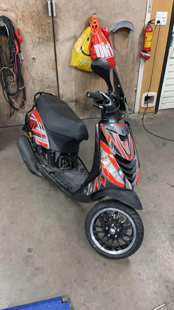 Piaggio zip 125cc 2t, Fietsen en Brommers, Scooters | Piaggio, Zo goed als nieuw, Zip, Benzine, Ophalen of Verzenden