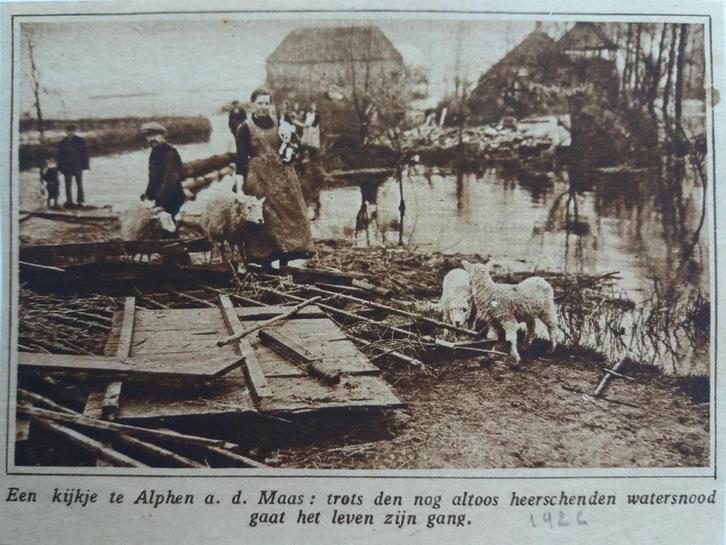 Krantenknipsel :Watersnood 1926 : Kijkje in Alphen a/d Maas., Verzamelen, Foto's en Prenten, Zo goed als nieuw, Prent, Natuur