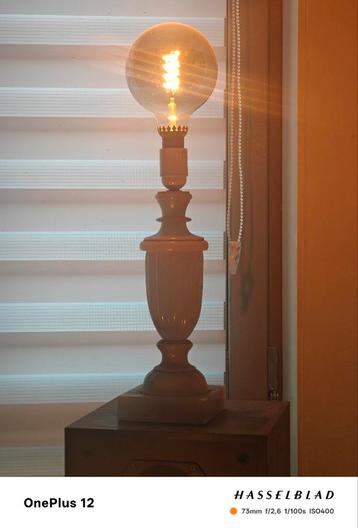 Twee oude identieke marmeren deco lampen beschikbaar voor biedingen