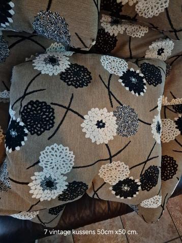 7 vintage kussens 50cm x50 cm. beschikbaar voor biedingen