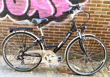 Damesfiets met versnellingen. 28”. Licht en slot beschikbaar voor biedingen