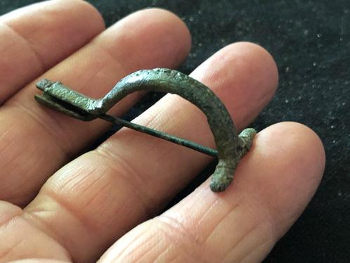 Bodemvondst Romeinse versierde BOOG FIBULA leuk model., Antiek en Kunst, Curiosa en Brocante, Ophalen