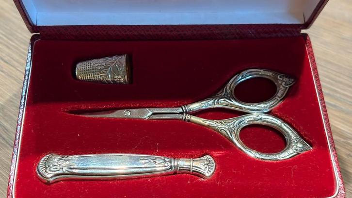Echt zilveren NAAIGARNITUUR (Engels), Antiek en Kunst, Antiek | Goud en Zilver, Zilver, Verzenden