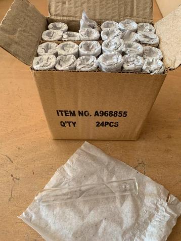 Glazen buisjes met ophanggaatjes voor bloemschikken beschikbaar voor biedingen