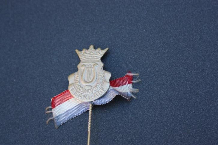 Oude mooie pin Muziekconcours Kerkrade 1951 met lintje, Verzamelen, Speldjes, Pins en Buttons, Gebruikt, Speldje of Pin, Overige onderwerpen