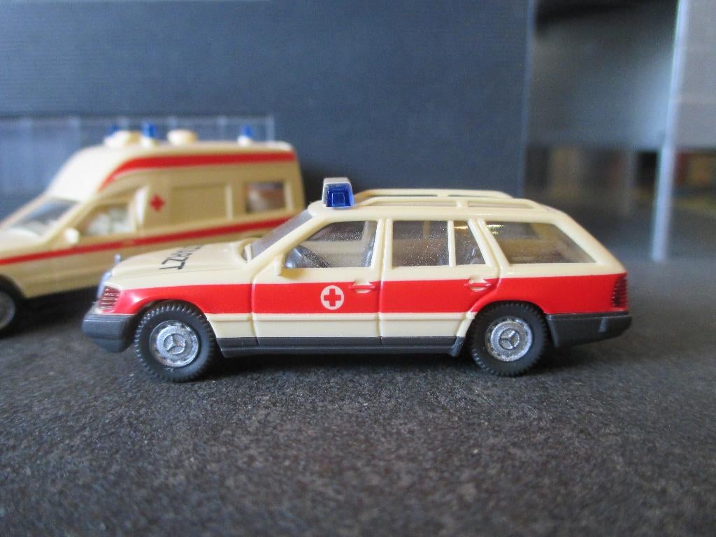 Mercedes Benz W124 230TE Wiking Notarzt Ambulance Rode Kruis, Hobby en Vrije tijd, Modelauto's | 1:87, Ophalen of Verzenden, Zo goed als nieuw
