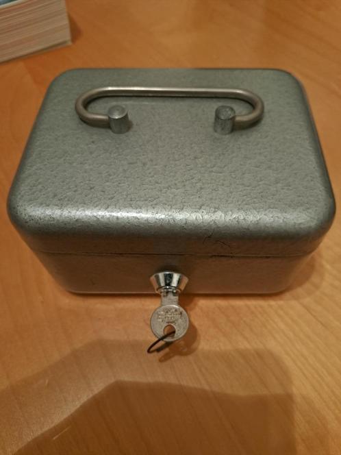 2 Metalen geldkistjes een met 4 vakken en een met 6 vakken, Verzamelen, Spaarpotten, Gebruikt, Overige thema's, Metaal of Blik