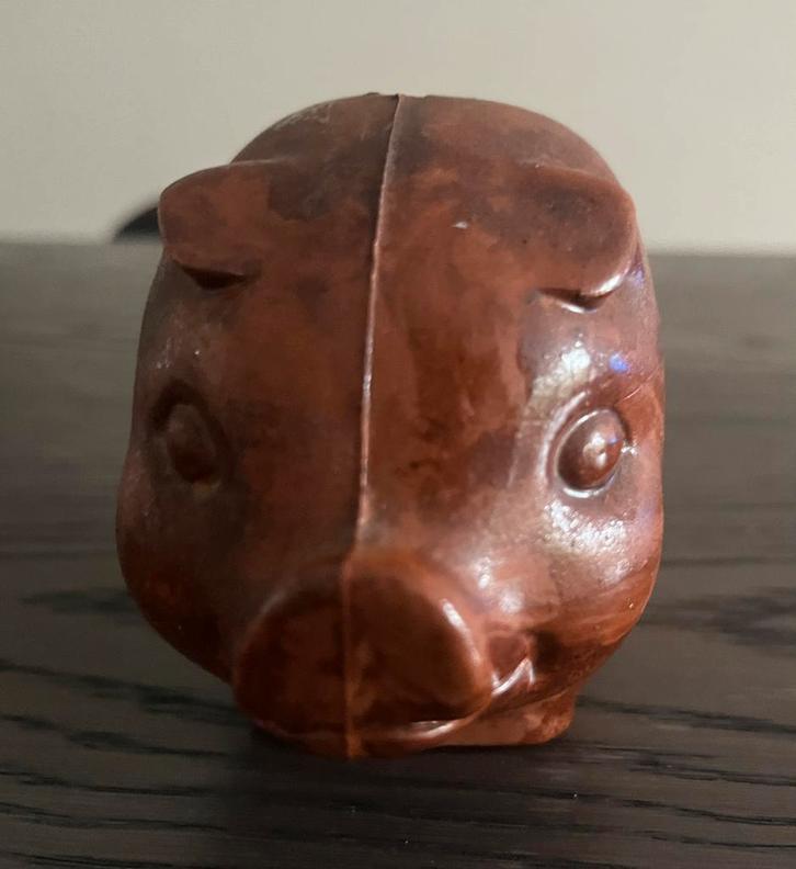 Charmant vintage spaarvarken van aardewerk., Verzamelen, Spaarpotten, Zo goed als nieuw, Dier, Steen, Aardewerk of Keramiek, Ophalen of Verzenden