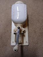 Antieke koffiemolen, Ophalen